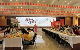 师韵花语 · 蚕丝绕月 · 家国同馨  ----以手作载道铭师恩，同心共庆华诞月圆